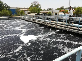 Wasserbecken einer Kläranlage in Solapur in Indien