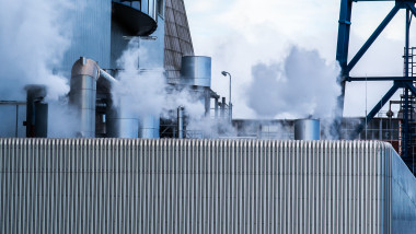 Dampf entweicht einer industriellen Anlage