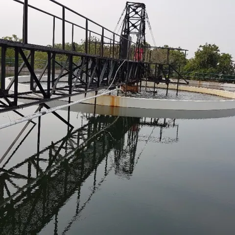 Vorklärbecken einer Kläranlage in Solapur, Indien